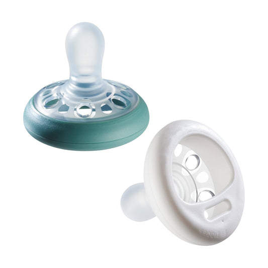 Tommee Tippee Breast-Like Pacifier, 0-6 Months, Skin-Like Texture, Symmetrical Design, BPA-Free Binky, Includes Sterilizer Box, Pack of 2