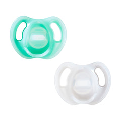 Tommee Tippee Ultra-Light Silicone Pacifier, 0-6 Months, Symmetrical One-Piece Design, BPA-Free Silicone Binkies, Includes Sterilizer Box, Pack of 2