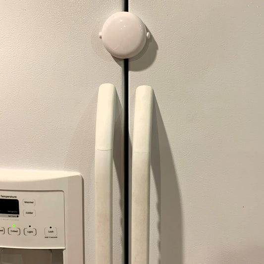 QDOS ADHESIVE FRIDGE/FREEZER LOCK – Easy One Handed Operation - Patented ZeroPinch Design - Modern Design Refrigerator Lock – Baby Proofing Doesn’t Have to be Ugly | White