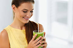 Nia Moringa - 100% Organic Moringa Oleifera Leaf Powder, 227g - Organic Moringa Powder - Nutrious Supefood Powder - Nutrient-Rich, Essential Vitamins, Minerals and Antioxidant Supplement - Vegan