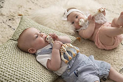 Sophie la girafe - Save The Giraffes Gift Set - Teething Toy Made of Natural Rubber for Babies and Toddler - Sophie la Girafe Keychain - For 3 Months+ - 516514